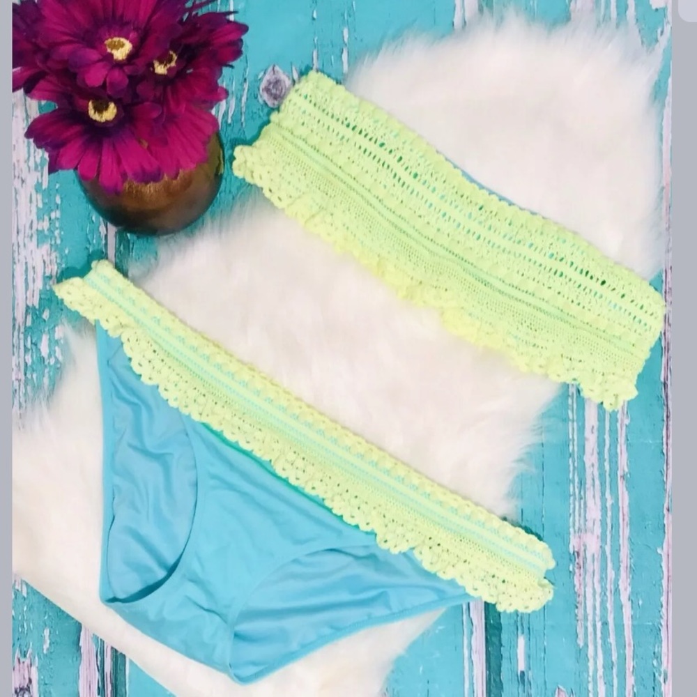 🌺 Victoria’s Secret 🌺 Strapless Crochet Bikini